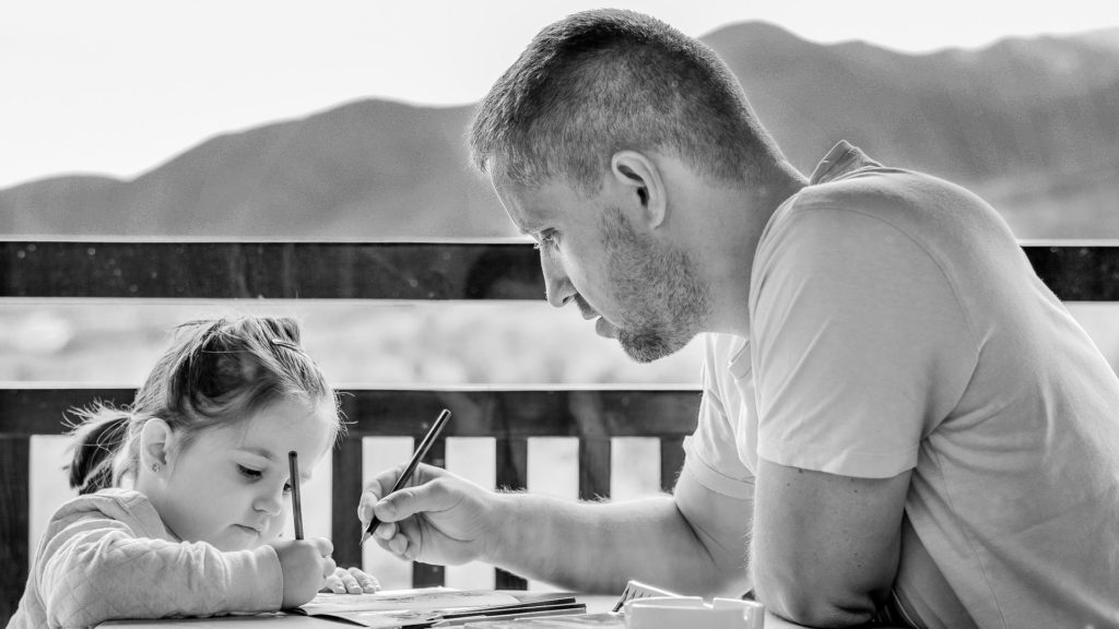 Apa és lánya rajzol